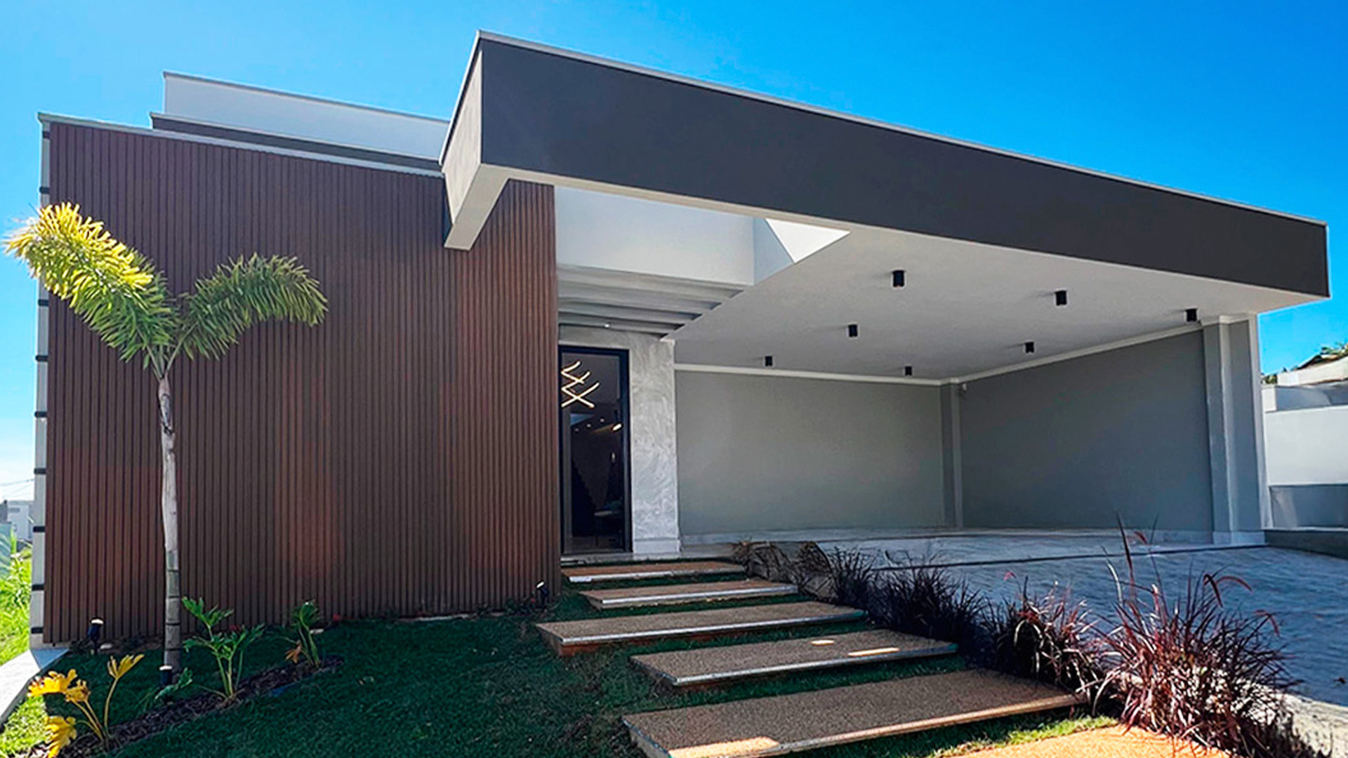 Obra entregue — fachada com ripado de madeira